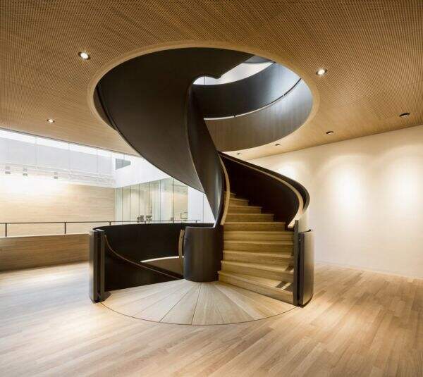 Customized Luxury Indoor carbon steel curved Staircase for villa made in china supplier