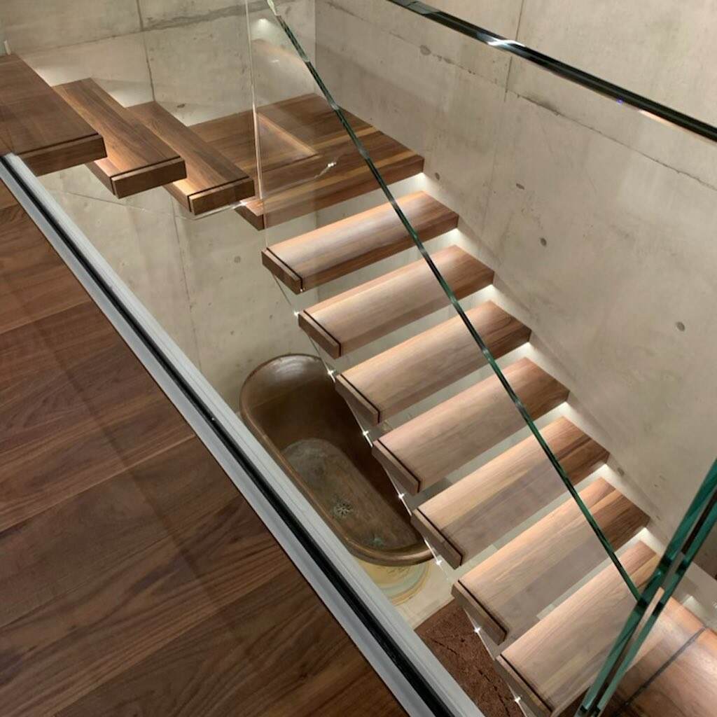 Fancy design embedded steel stringer white oak open wood steps cantilever floating stairs with railings from Foshan factory details