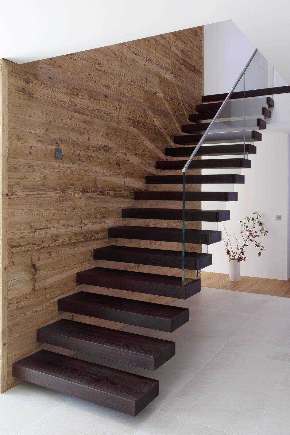 DB European-style staircase solid wood step floating stairs interior custom stairs space saving supplier