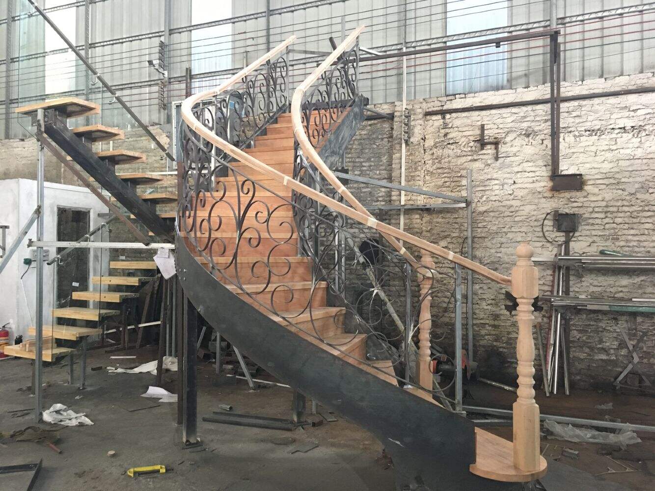 Beech wood High level hot sale Luxury design Customized Carbon Steel curved stairs With Tempered Glass Railing details