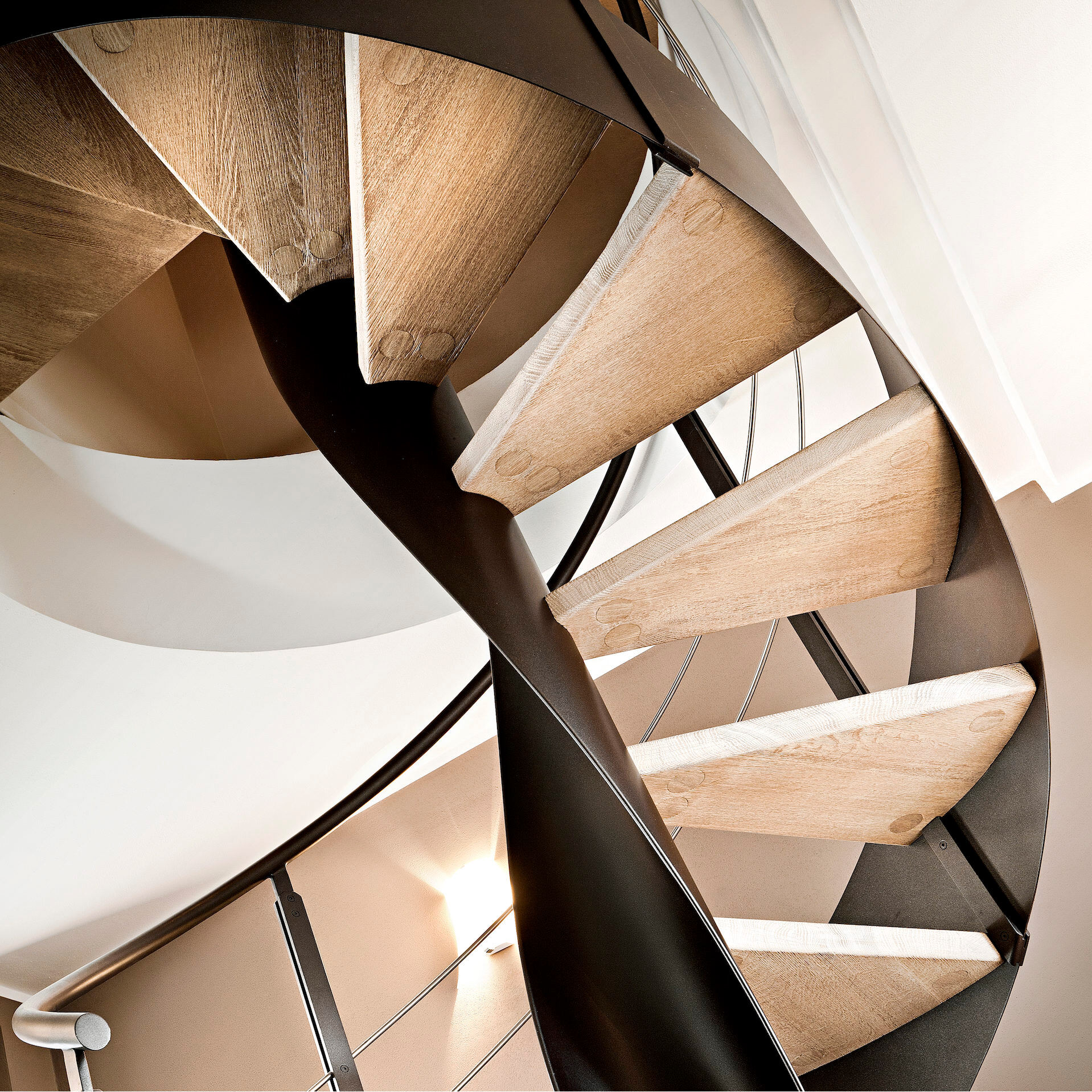 Helical Arc Floating Staircase With Glass Railing and Solid Wood Treads Indoor Wood Curved Stairs manufacture