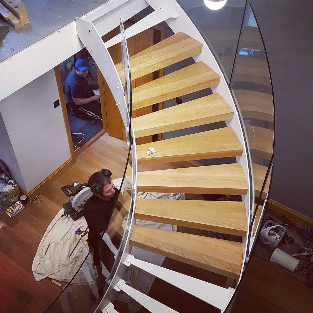 Customized Luxury Indoor carbon steel curved Staircase for villa made in china