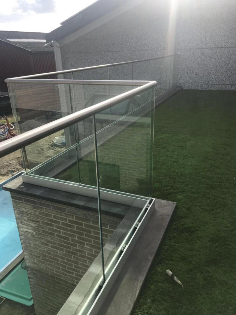 Hot Sale SGCC CE AS/NZS2208 Deck outdoor U channel glass railing post High-end outdoor customization details