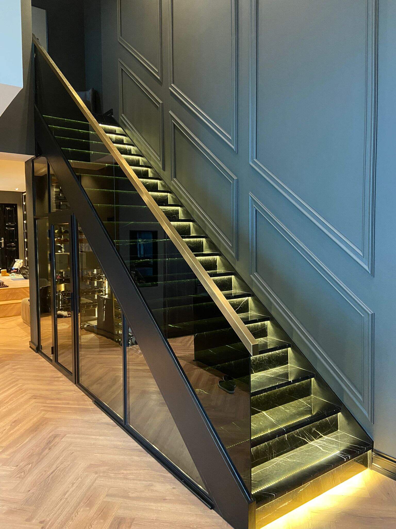 Open Wood Curved Staircase Design Glass Handrail Stainless Steel Railing Metal Contemporary Indoor Stairs supplier