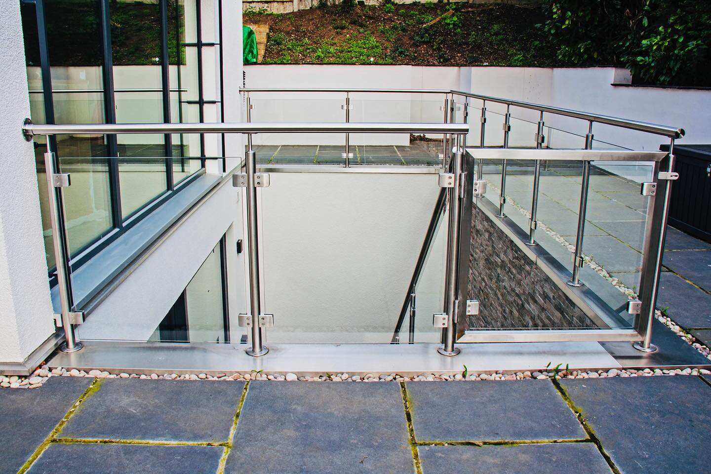 DB Hot Sale Baluster glass railing SGCC CE AS/NZS2208 modern design Deck outdoor stainless steel 304/316 glass railing post supplier