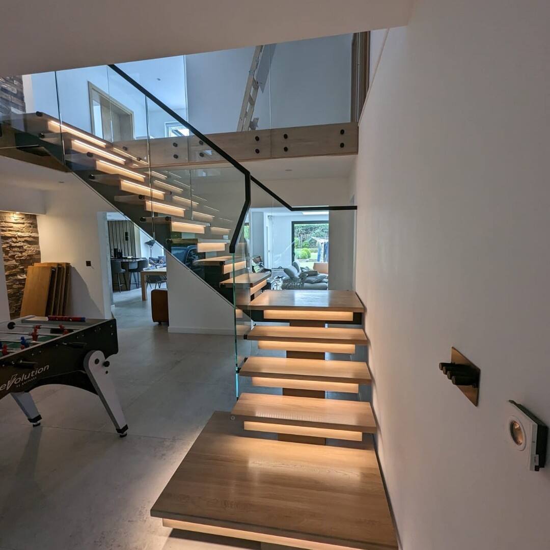 American style popular matte black mono stringer beam white oak open tread floating stairs with glass handrail railing details