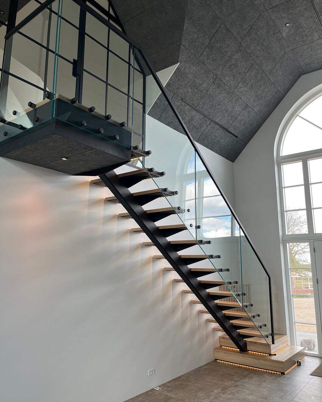 Fancy style powder coated black mono steel beam white oak steps with glass railing floating stairs for villa details