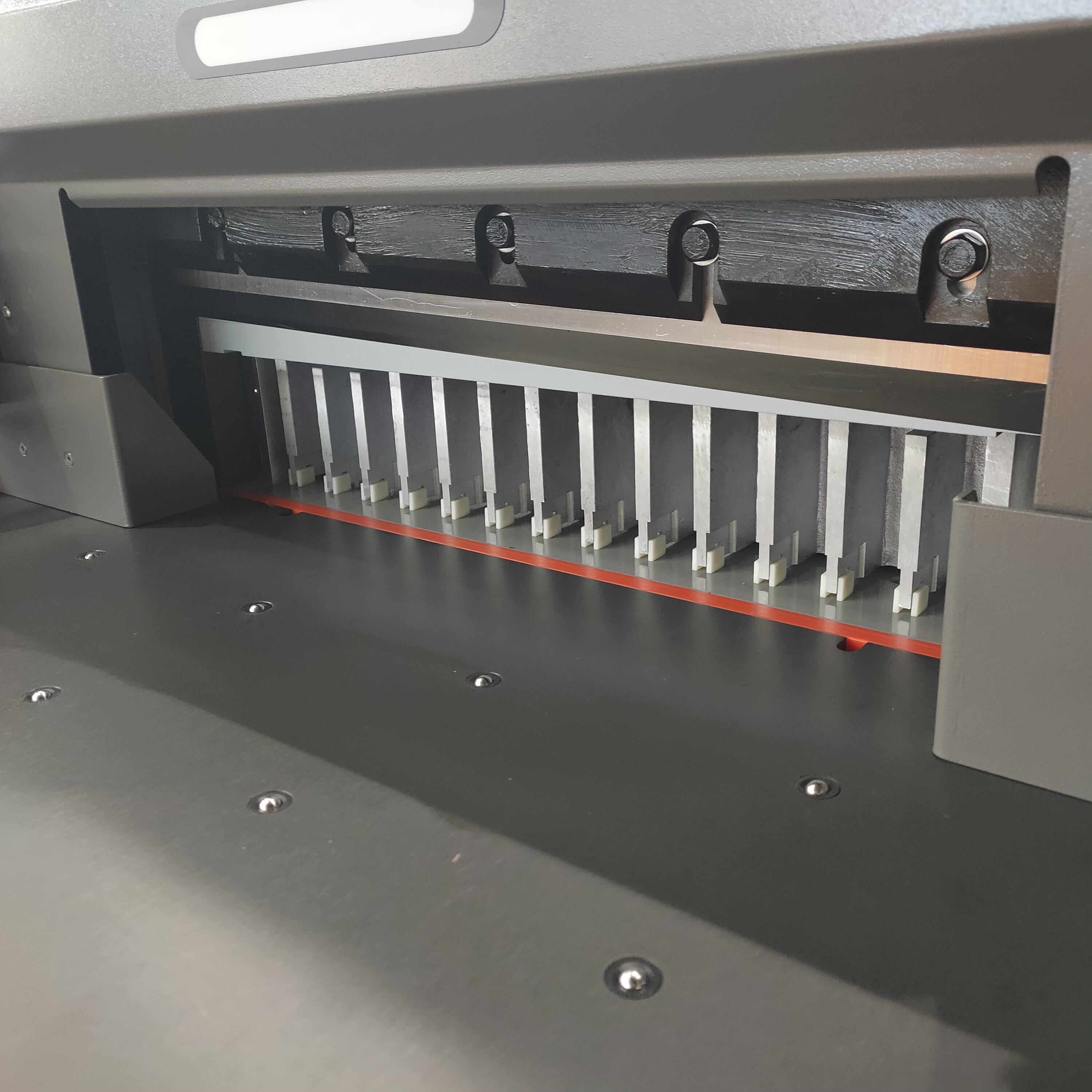 What Are the Benefits of Using Metal Paper Trimmers Over Plastic Models?