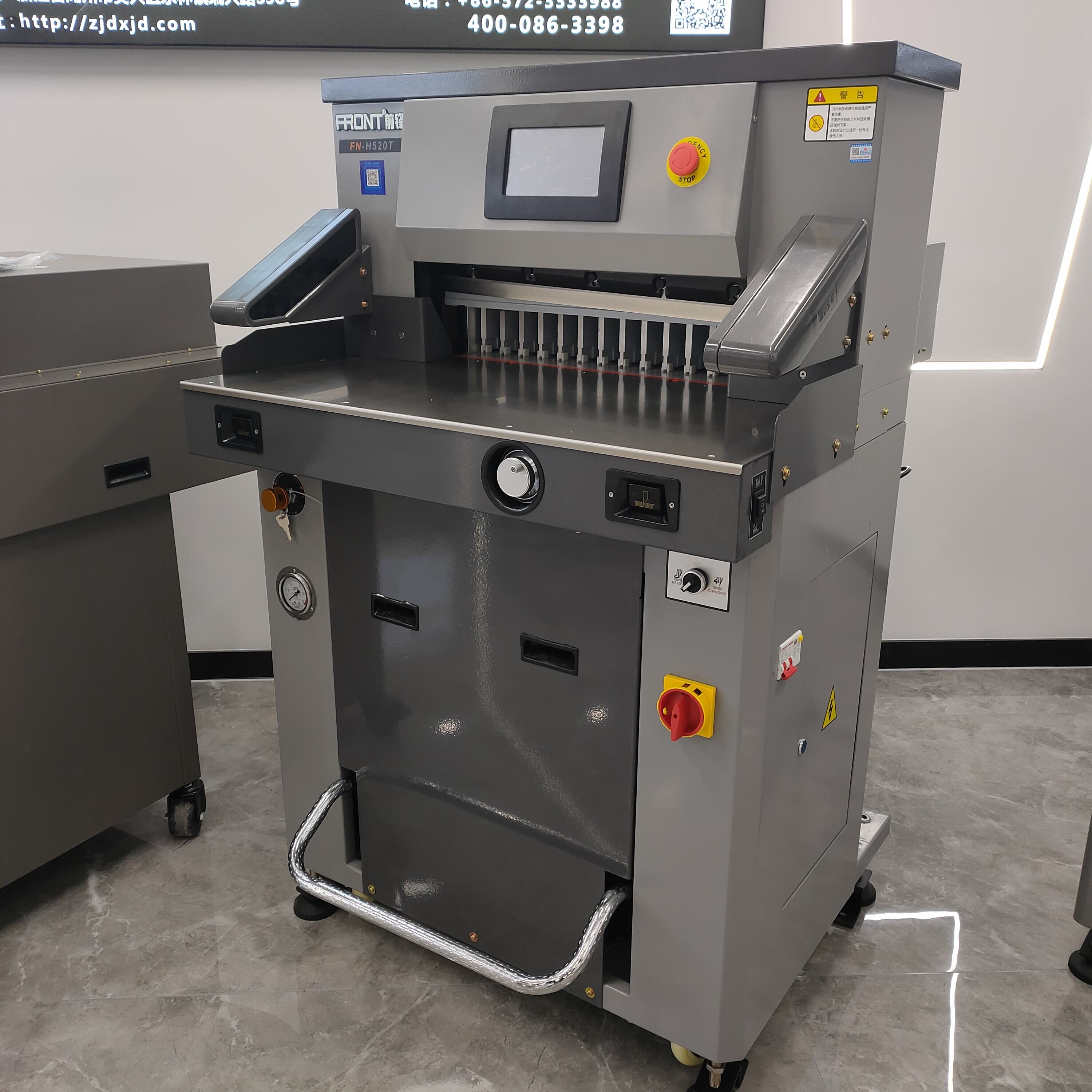 Safe and Reliable Paper Cutting with a Guillotine Slicer