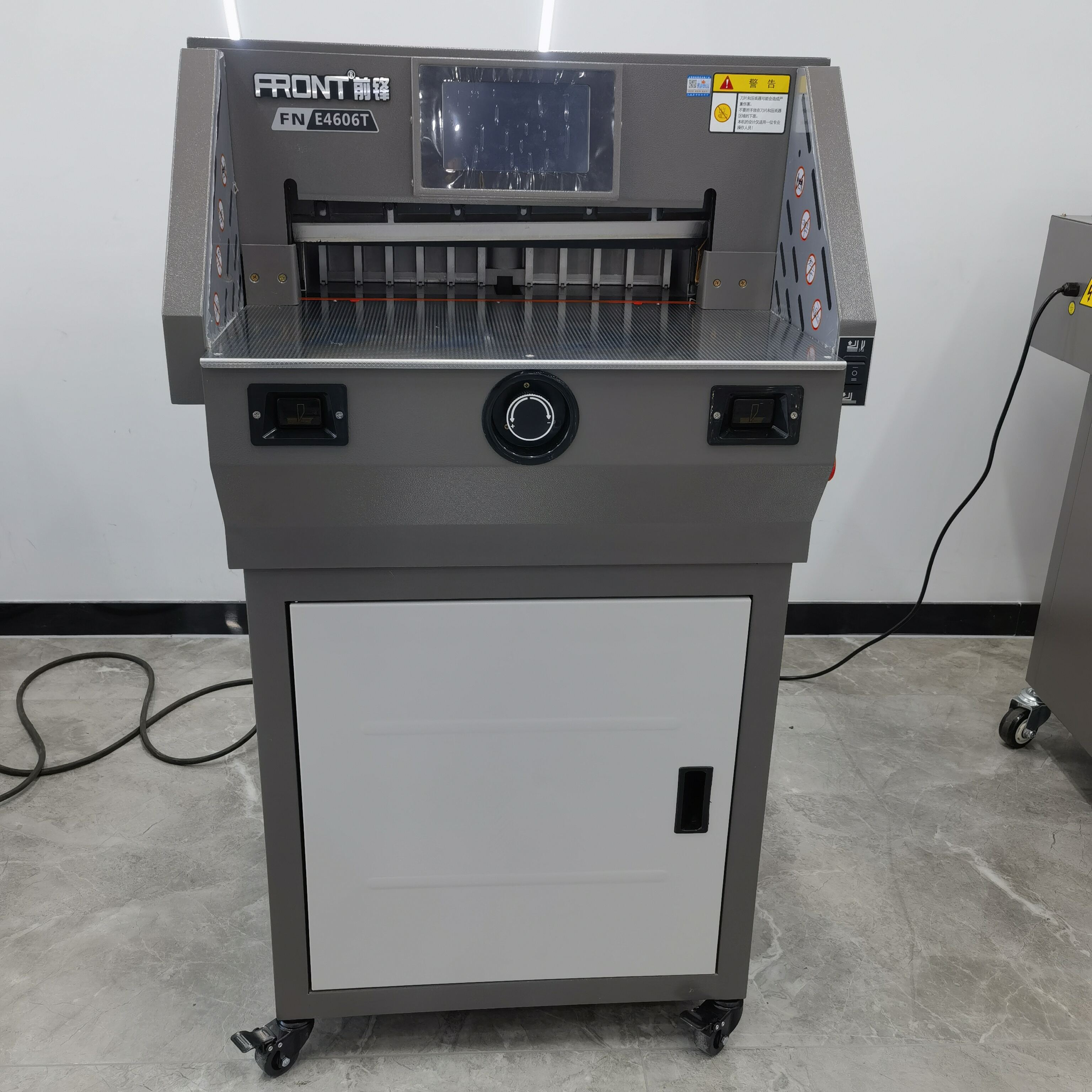 Streamline your paper cutting process with a large guillotine
