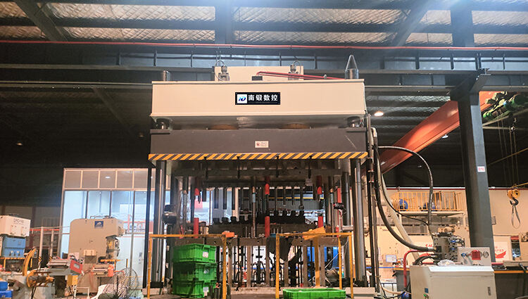 A 400-ton four-column hydraulic press is used to press new energy battery cases