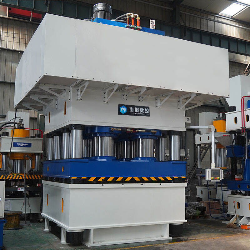 hydraulische pers met een kracht van 3000 ton. Pers voor het vormen van koolstofvezelcomposieten