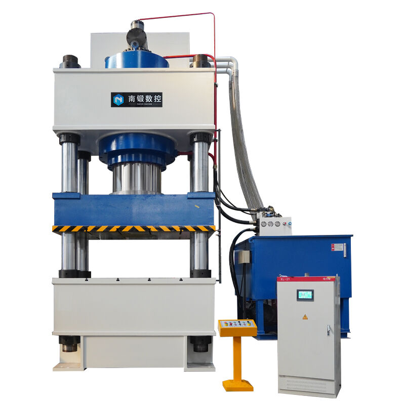 Presse hydraulique pour la formation de matériaux réfractaires