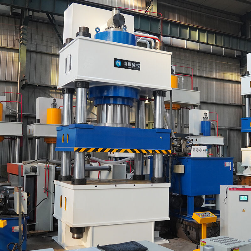 Presse hydraulique pour la formation de matériaux réfractaires