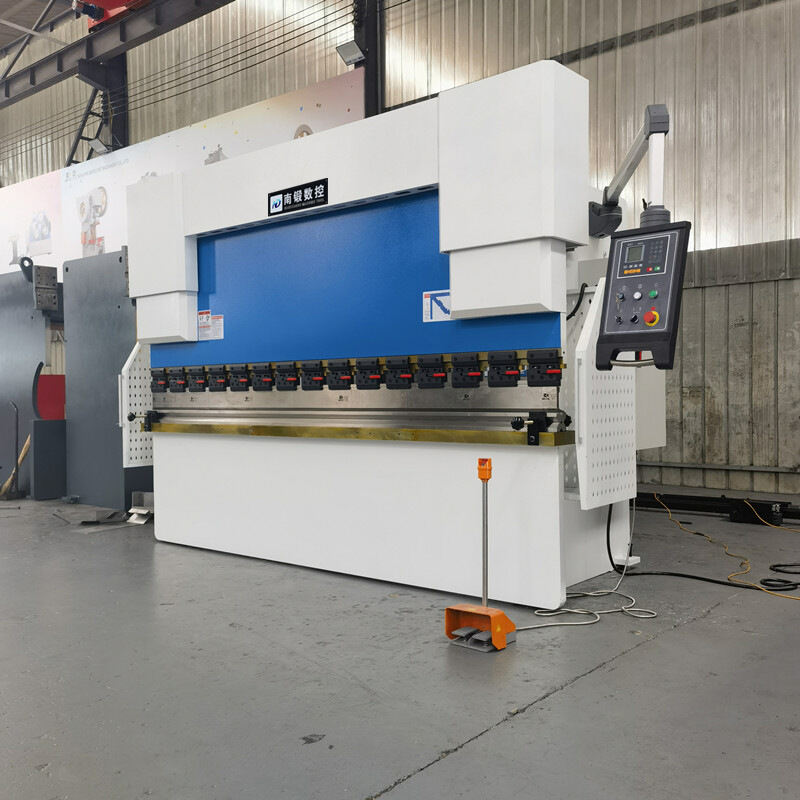 Torsion-bar hydraulic press brake 200T3200