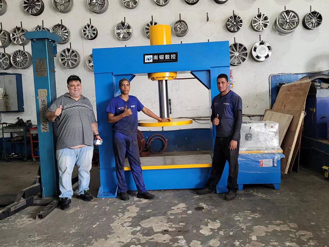 200T Forklift Solid tire Press machine in Brazil 