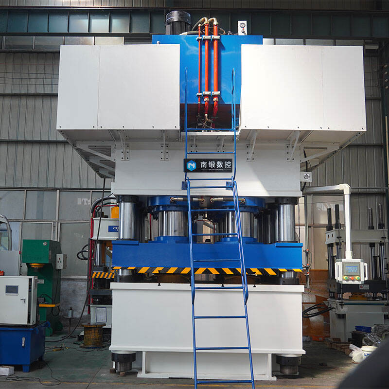 hydraulische pers met een kracht van 3000 ton. Pers voor het vormen van koolstofvezelcomposieten