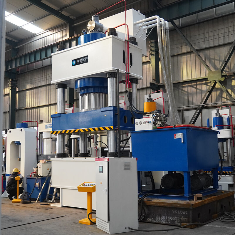 Presse hydraulique pour la formation de matériaux réfractaires