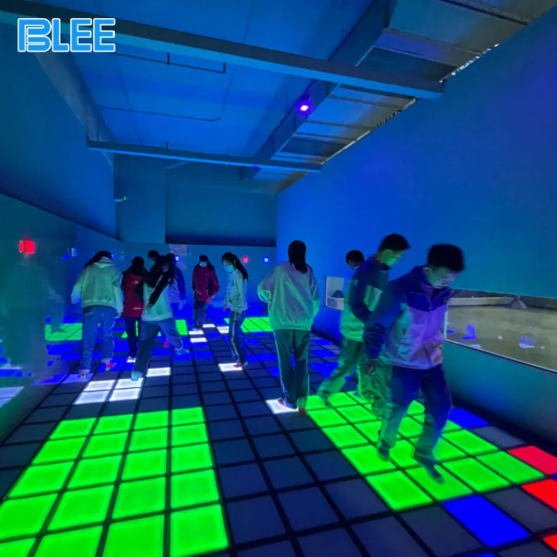 เปิดใช้งานพื้น LED เกม: การกำหนดนิยามใหม่ของพื้นที่เกมแบบโต้ตอบ