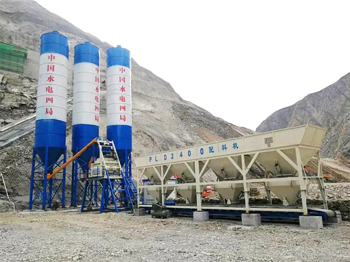Concrete mixing plant for large engineering construction