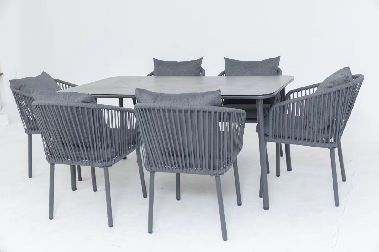 ما هي أفضل المواد لمجموعات تناول الطعام في الهواء الطلق في المناخات الحارة؟