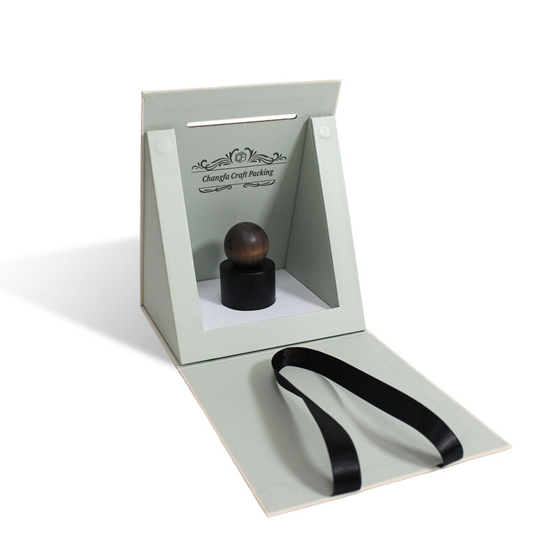 Parfume-klapboks med magnetlukning og indlæg af corrugerede papkort