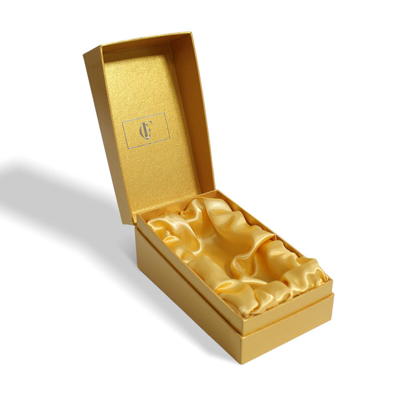 Parfume-klapboks med magnetlukning i guld og indlæg af samt og skum