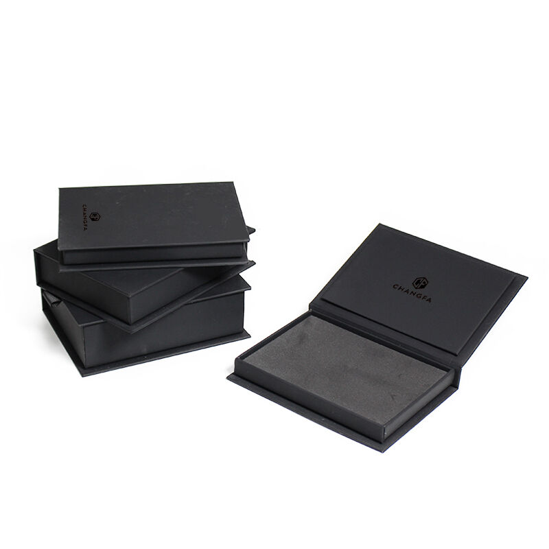 Caixa Rígida Moderna e Luxuosa em Papelão Preto com Laminação Brilhante, Fechamento Magnético e Inserção em Espuma EVA CF