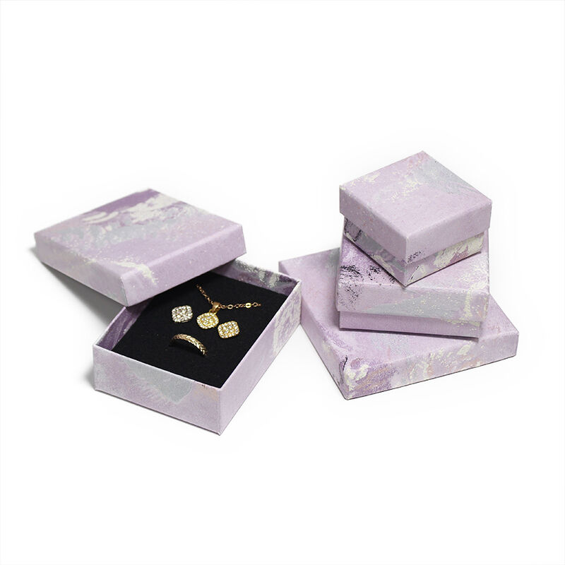 Hộp trang sức cao cấp CF với tông màu hồng chuyển sắc, dùng để đóng gói nhẫn, vòng cổ, vòng tay và bông tai, có quai xách kèm túi