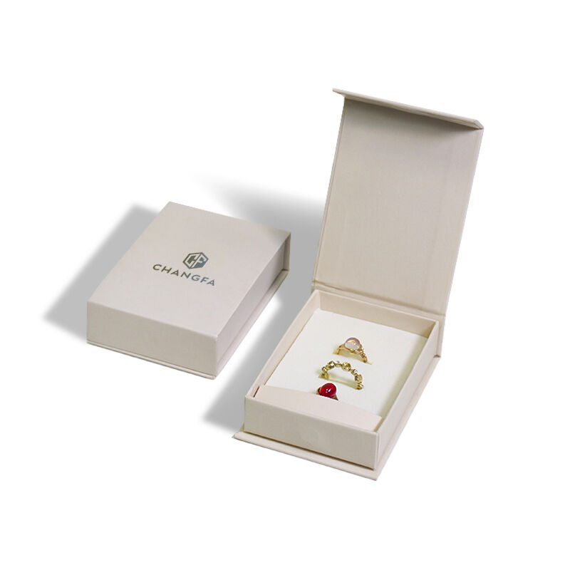 Индивидуальная минималистичная бежевая ювелирная коробка CF с откидной крышкой, премиальная картонная коробка с мягким внутренним покрытием для элегантного хранения колец