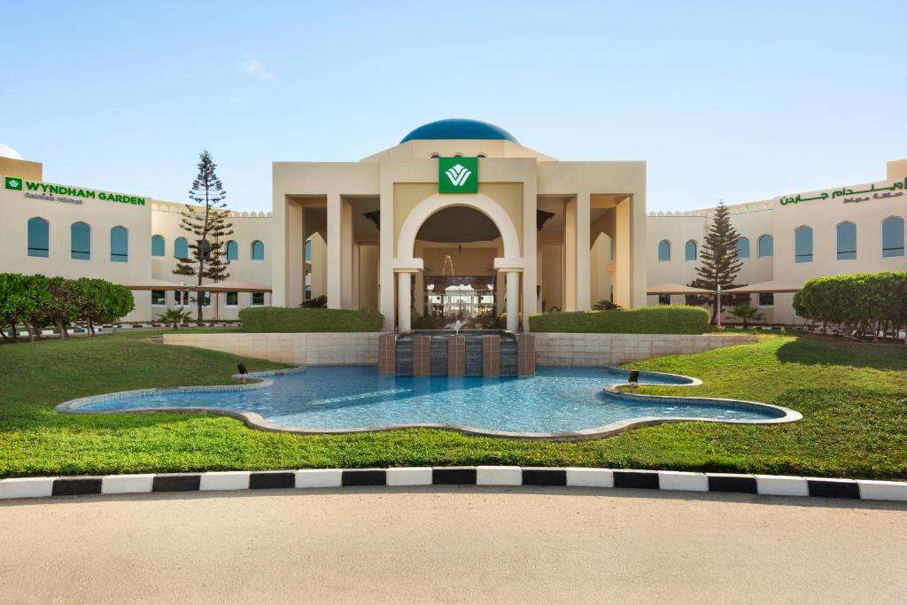 Wyndham Garden Salalah Mirbat Спальня и ресторан и передвижная мебель