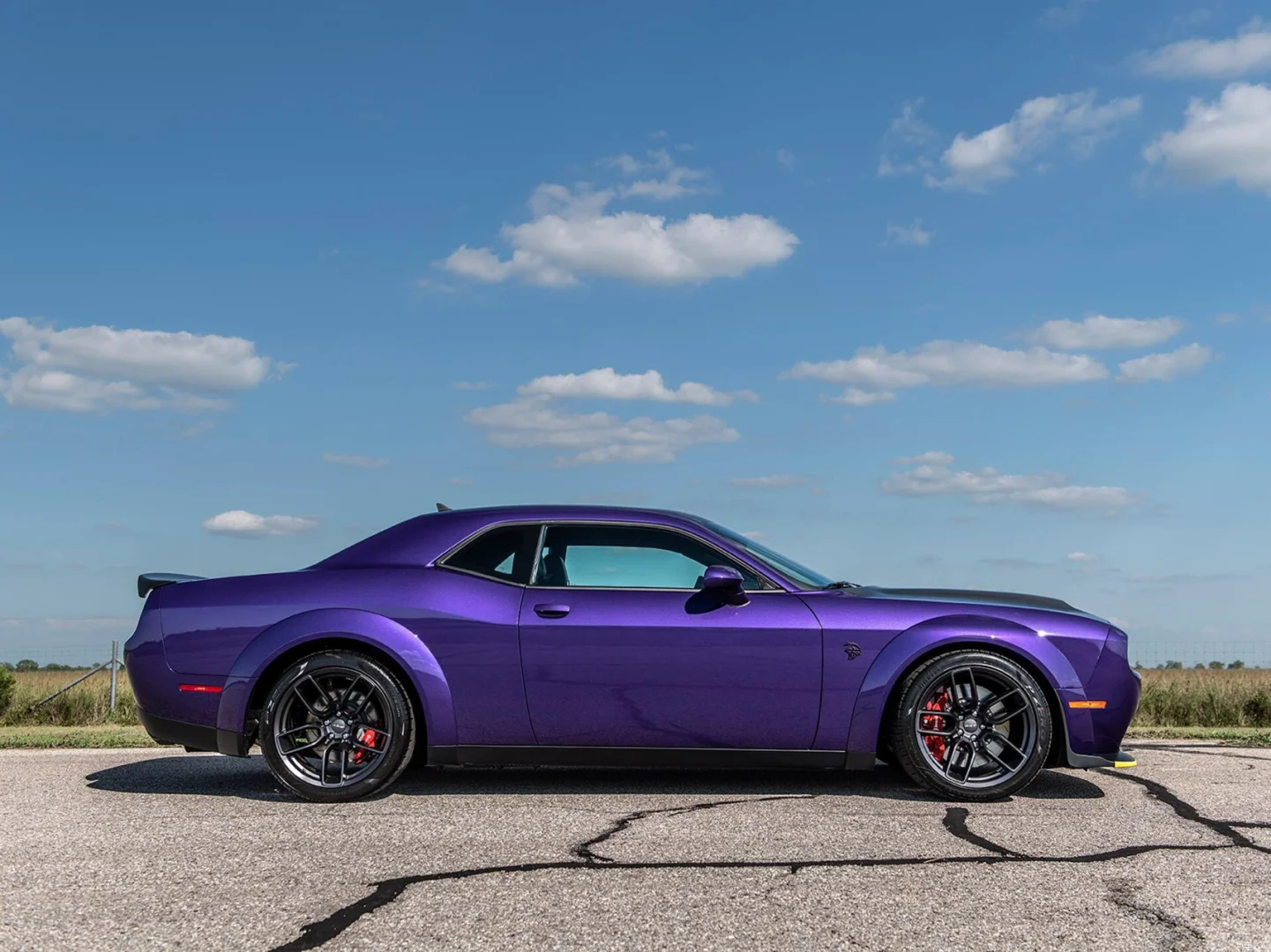 Dodge Hellcat's ultimate clash of muscle and performance reveals the amazing charm of this ultimate car!4.png