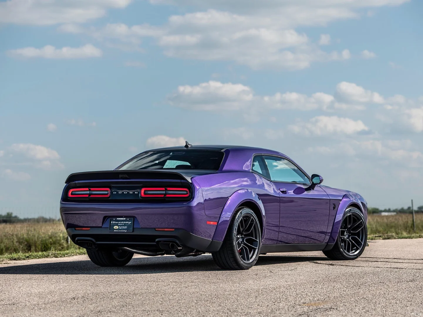 Dodge Hellcat's ultimate clash of muscle and performance reveals the amazing charm of this ultimate car!5.png
