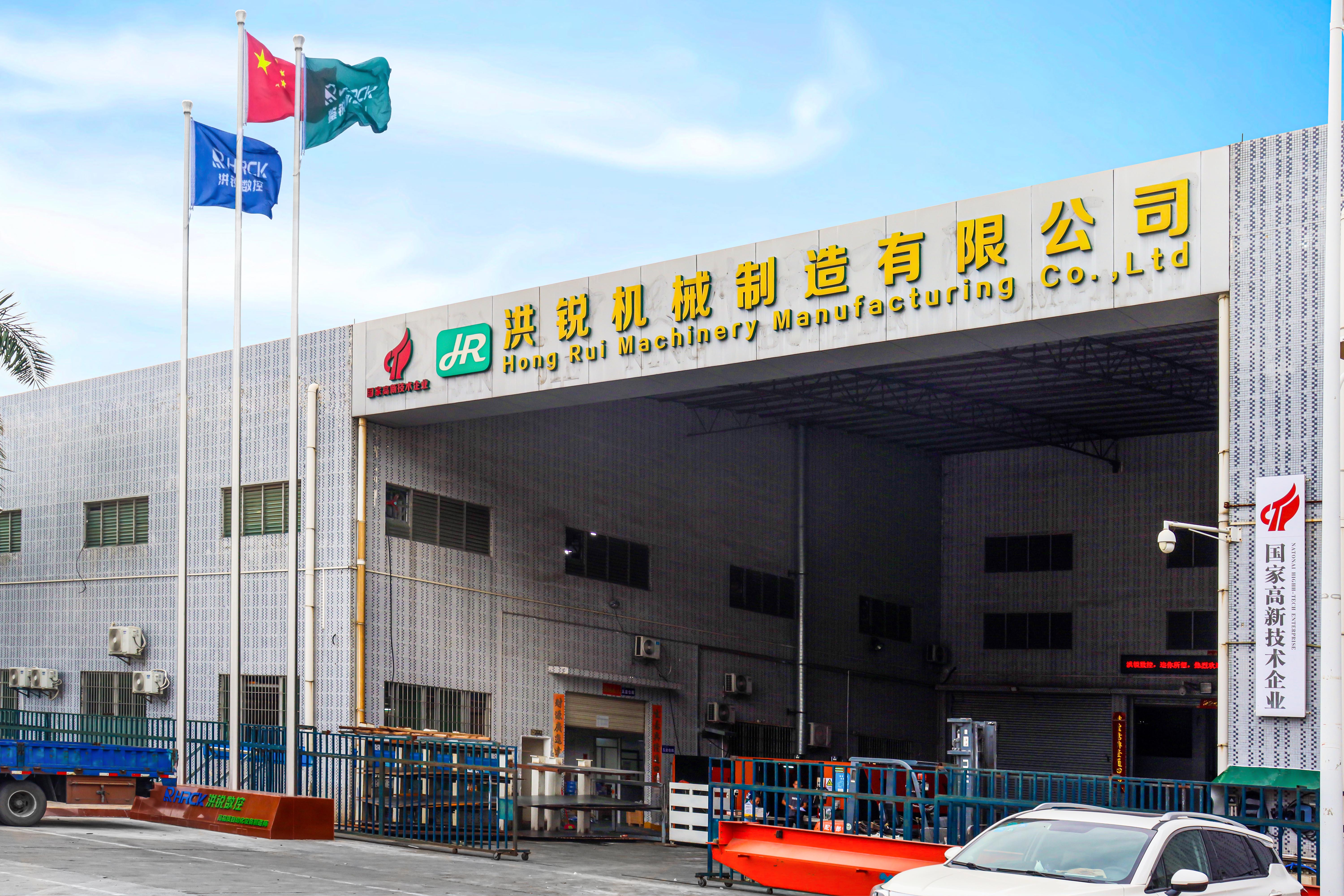 The transformer factory uses roller conveyor belts to achieve automation in the production process.