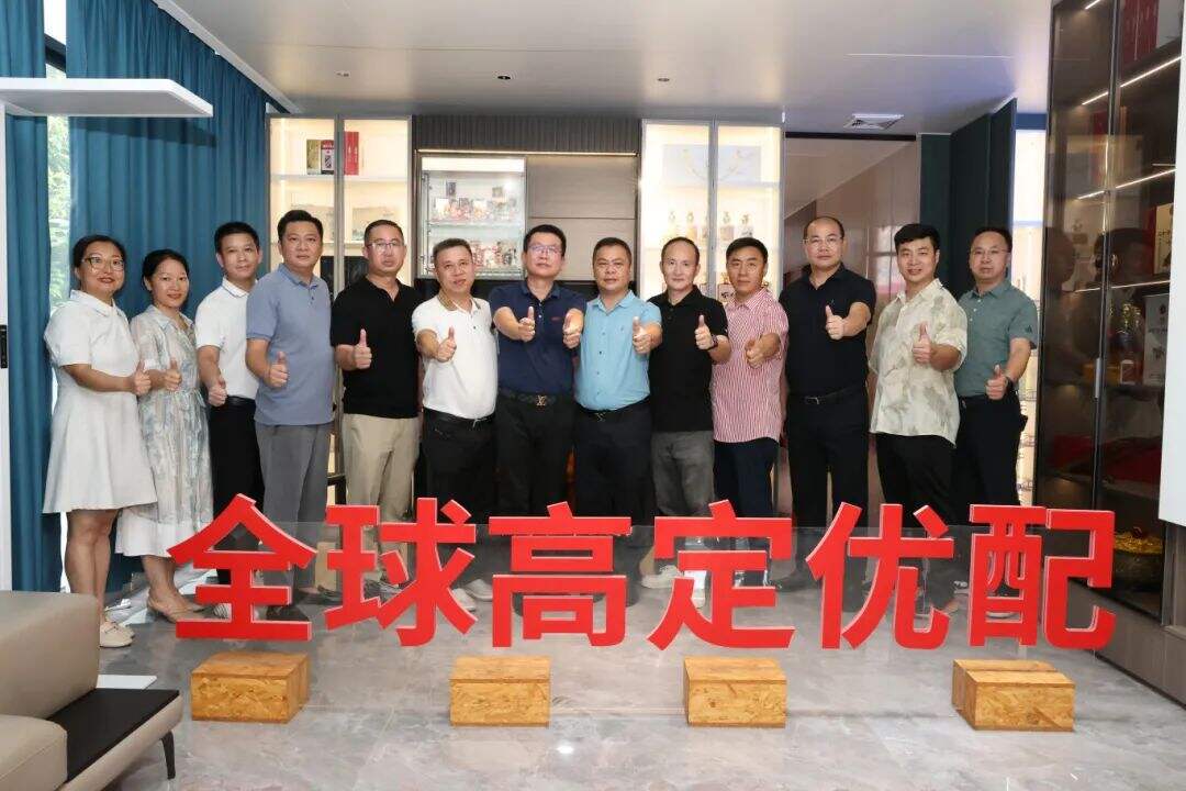 Une délégation de l'Association de l'industrie de la maison personnalisée de Guangzhou a visité et échangé des idées, et Weihuang Wood Industry | Guoli Hardware et DuPont Hardware ont conclu une coopération stratégique