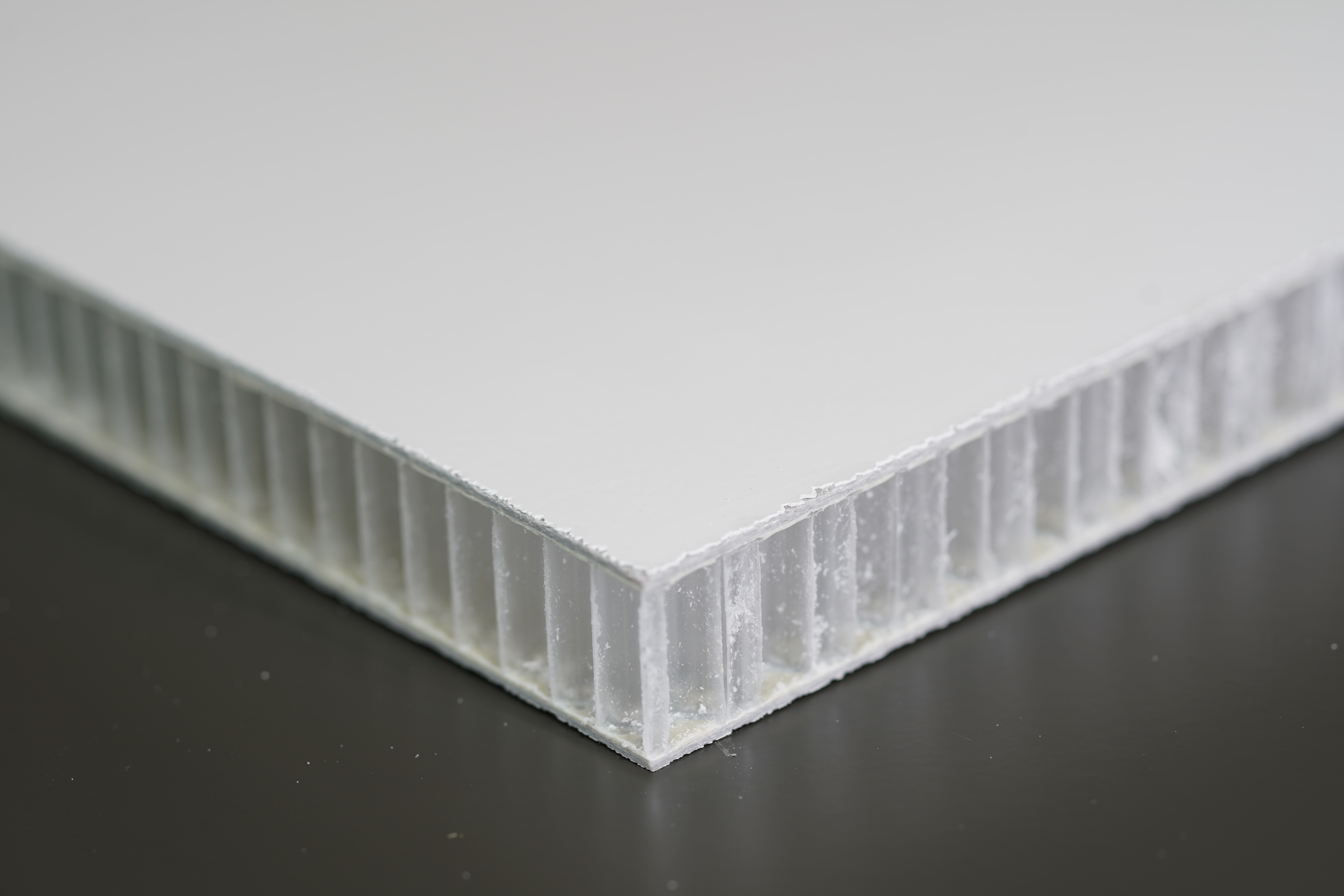 Come installare i pannelli per rivestimento esterno di camper per ottenere prestazioni ottimali