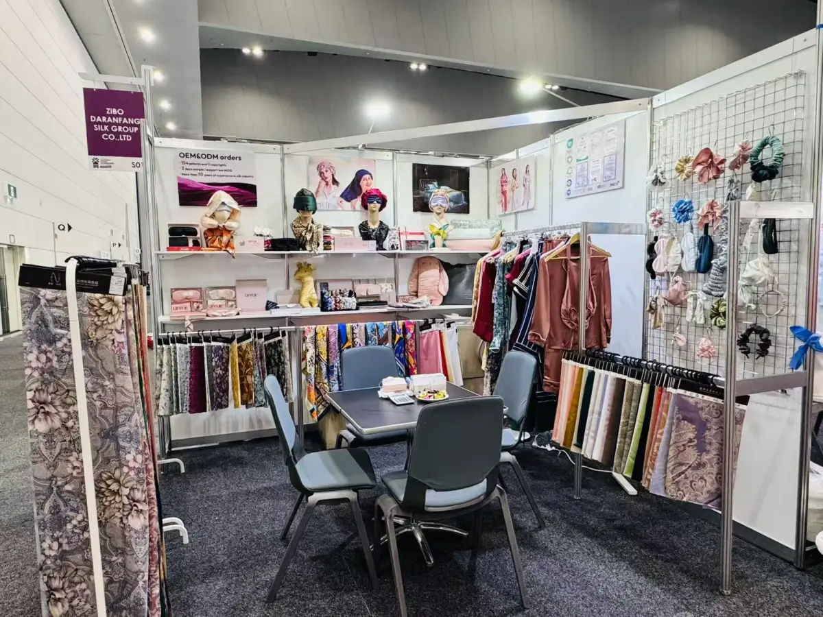 Stoljetno poduzeće svile otplovljava s elegancijom, debitira na tekstilnoj izložbi u Oceaniji