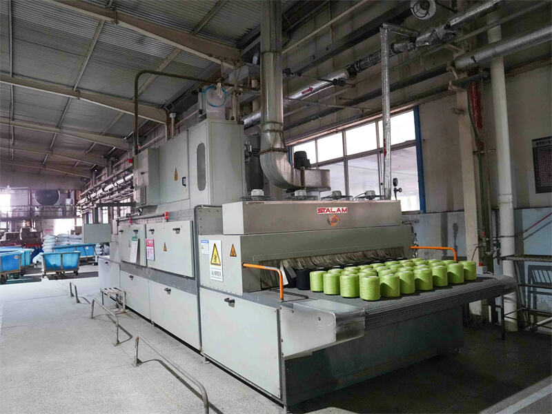 Radiofrekvenční sušička pro barevný příz