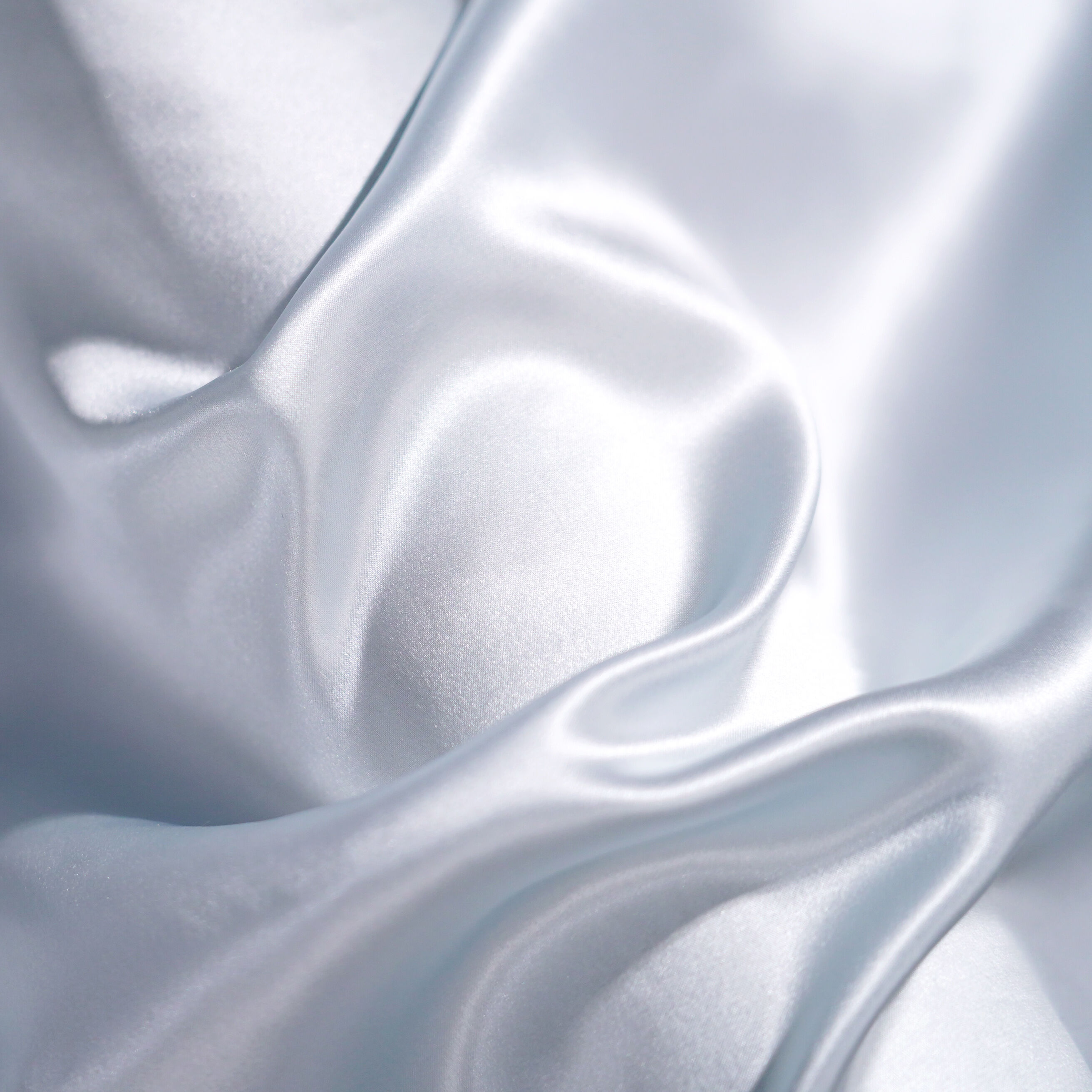 What Are the Trending Colors and Patterns in 100% Silk Fabric?