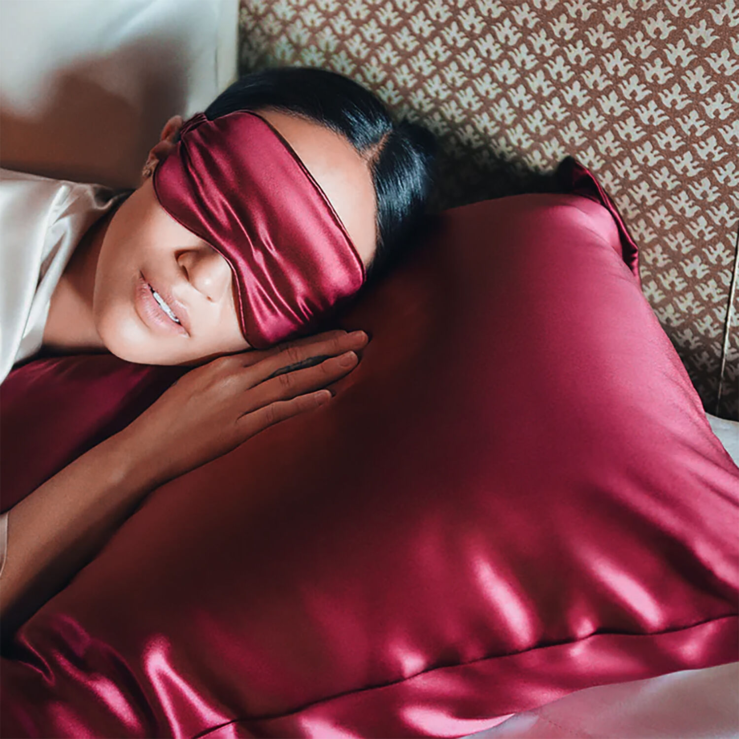 How Silk Satin Pillowcases Can Enhance Your Sleep Experience