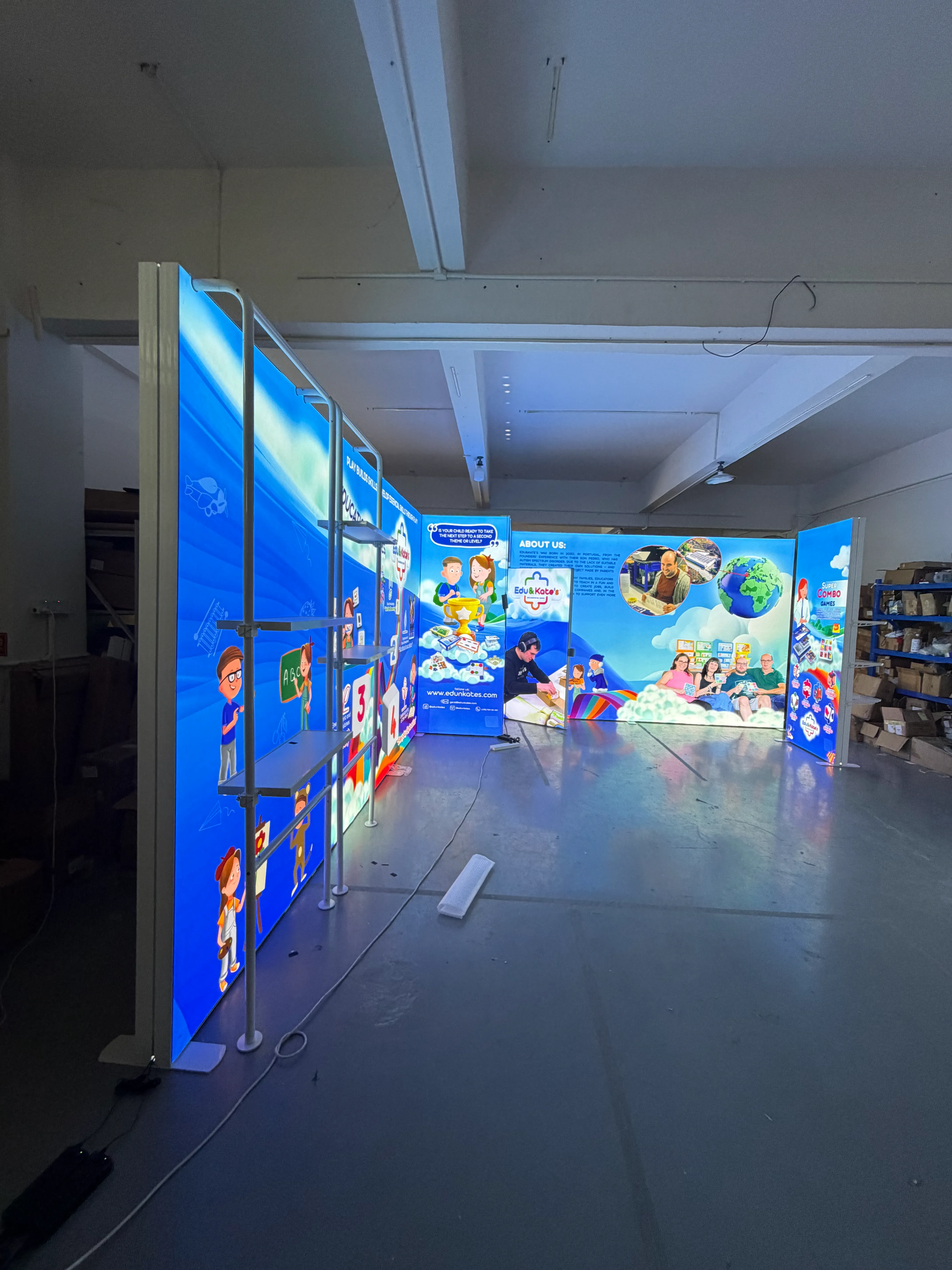 Exhibition case picture display