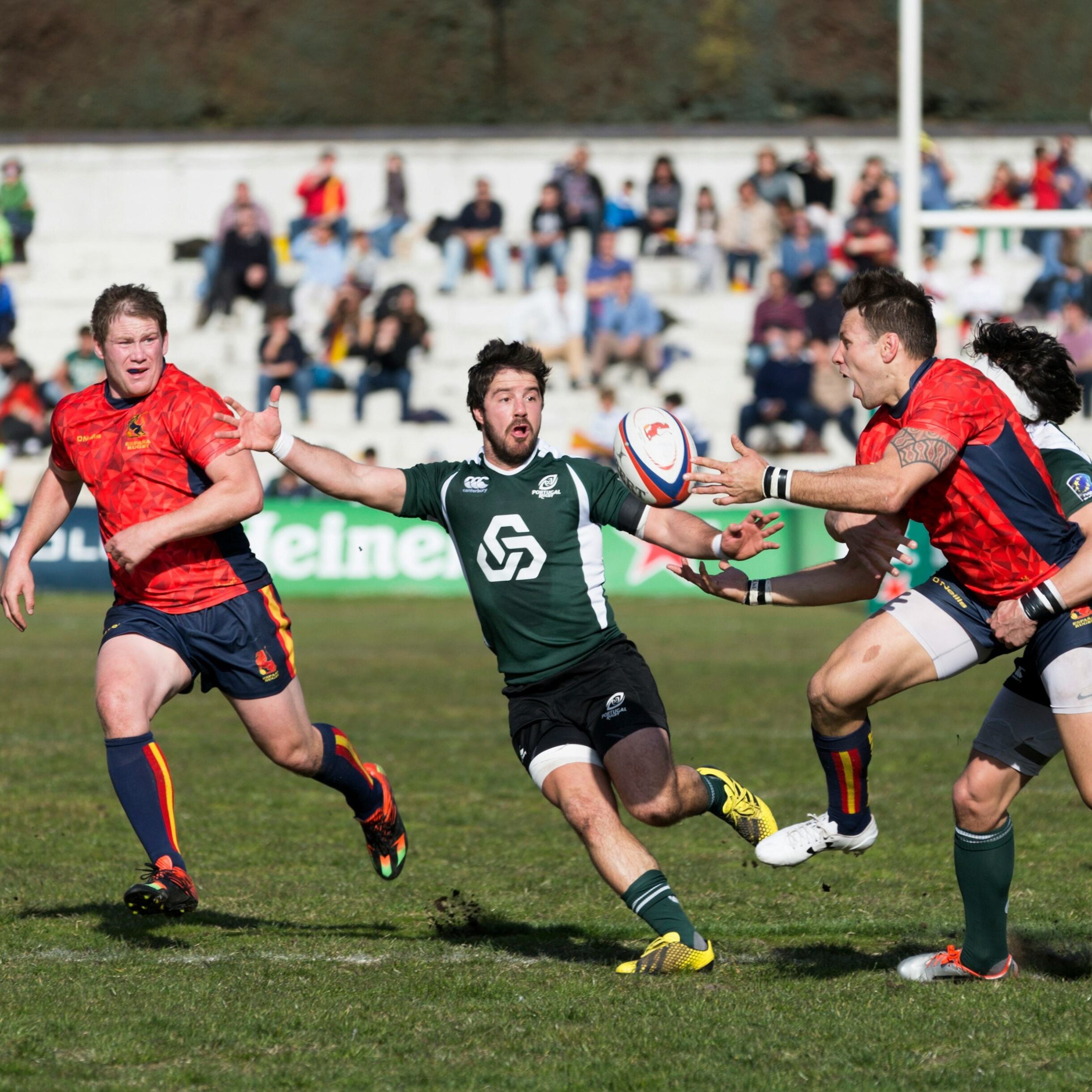 Hoe varieert de grootte van een rugbybal op verschillende speelniveaus?