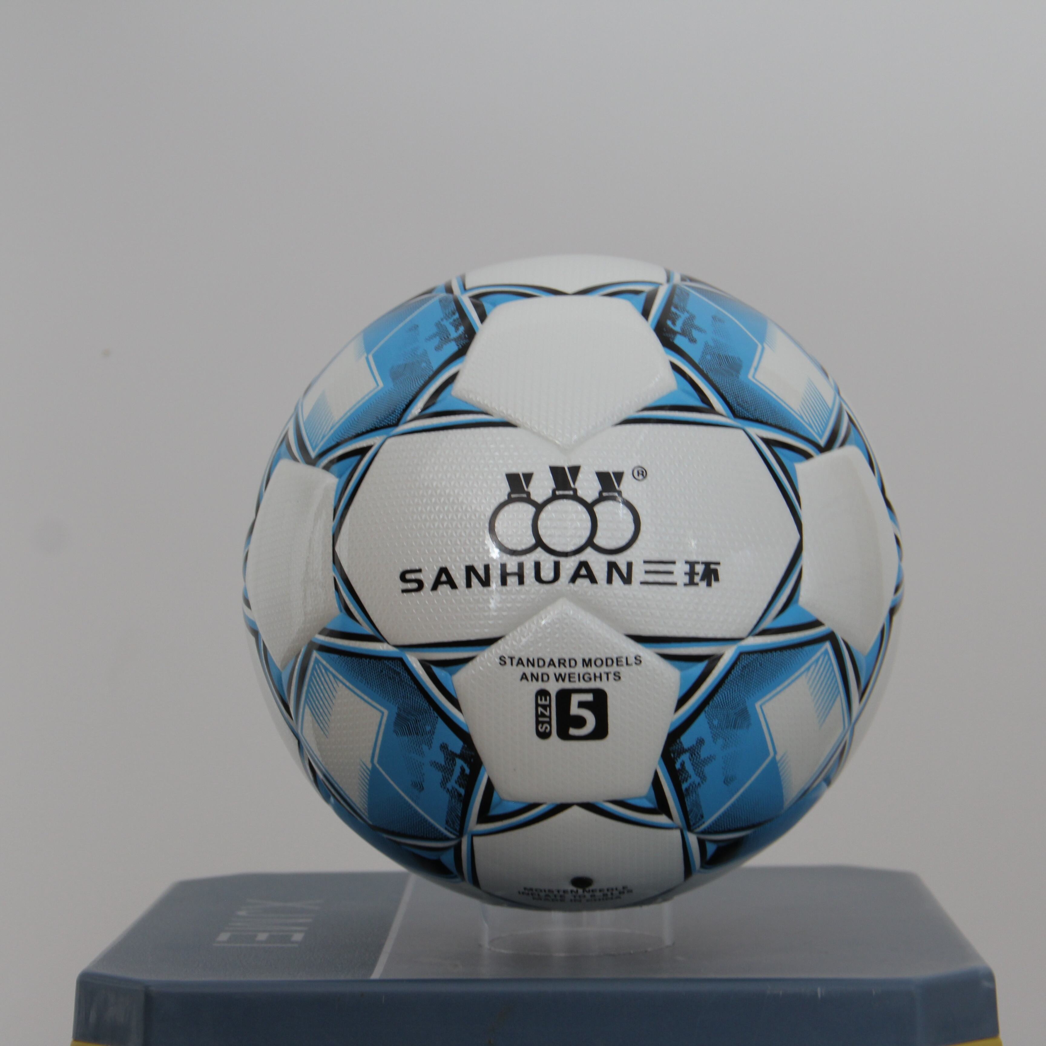 How does a size 4 soccer ball affect player development?