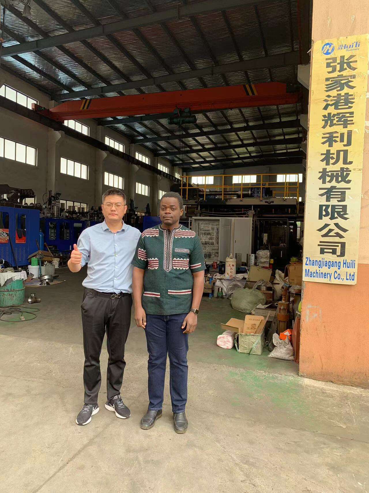 Customers Come To Visit The Factory