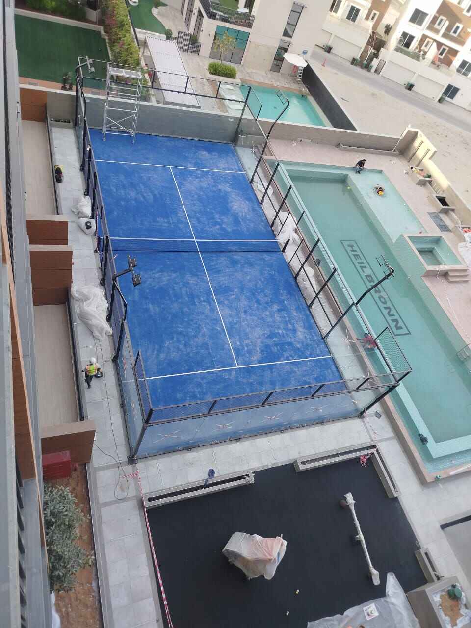 Iluminación y Opciones de Cerramiento para Pistas de Pádel