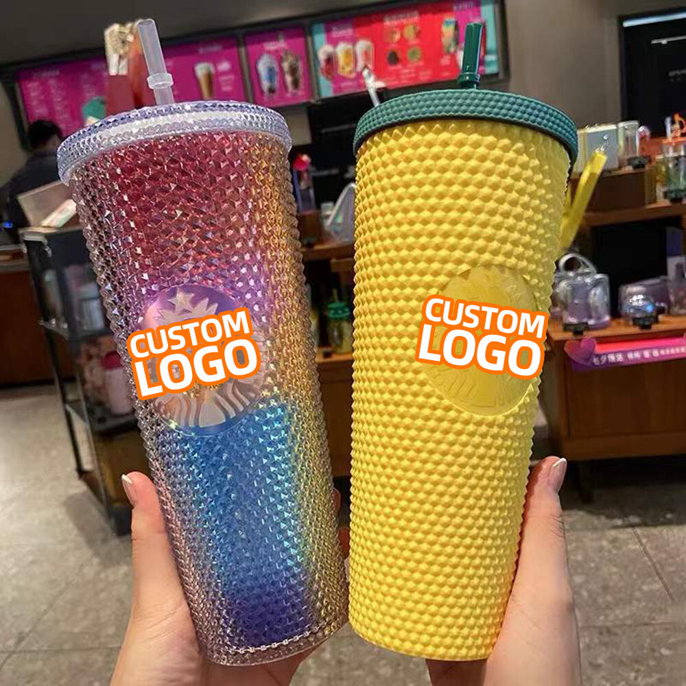 Verres en plastique polyvalents pour diverses applications