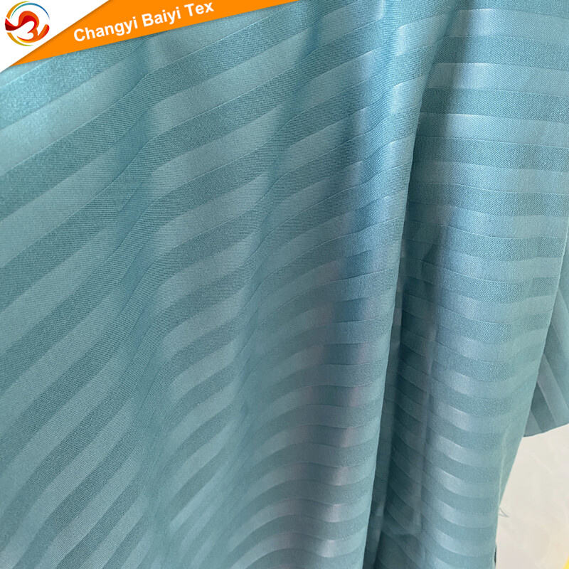 کارخانه تولید پارچه میکروفایبر برجسته‌کاری شده با نوار 1 سانتی‌متری قابل سفارش برای مبلمان خواب هتل، OEM/ODM، 100% پلی‌استر، مالش‌خورده، تنفس‌پذیر، رنگ‌آمیزی یکدست، مناسب رویه تشک و ملافه منزل