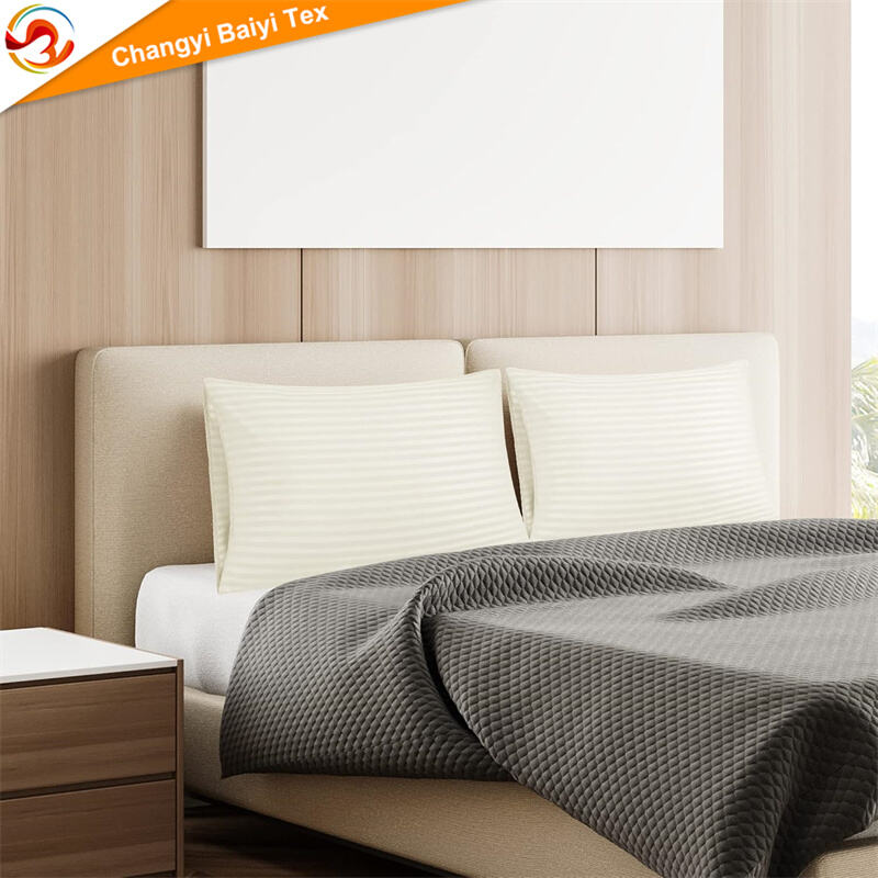 بالشتک مایکروفایبر مرغوب تنفس‌پذیر با بسته‌بندی کیفی، روی بالش سفارشی با طرح نوار برجسته، 100% پلی‌استر، رنگ‌های رنگ‌افشان ثابت، دو عدد روی بالش در یک ست