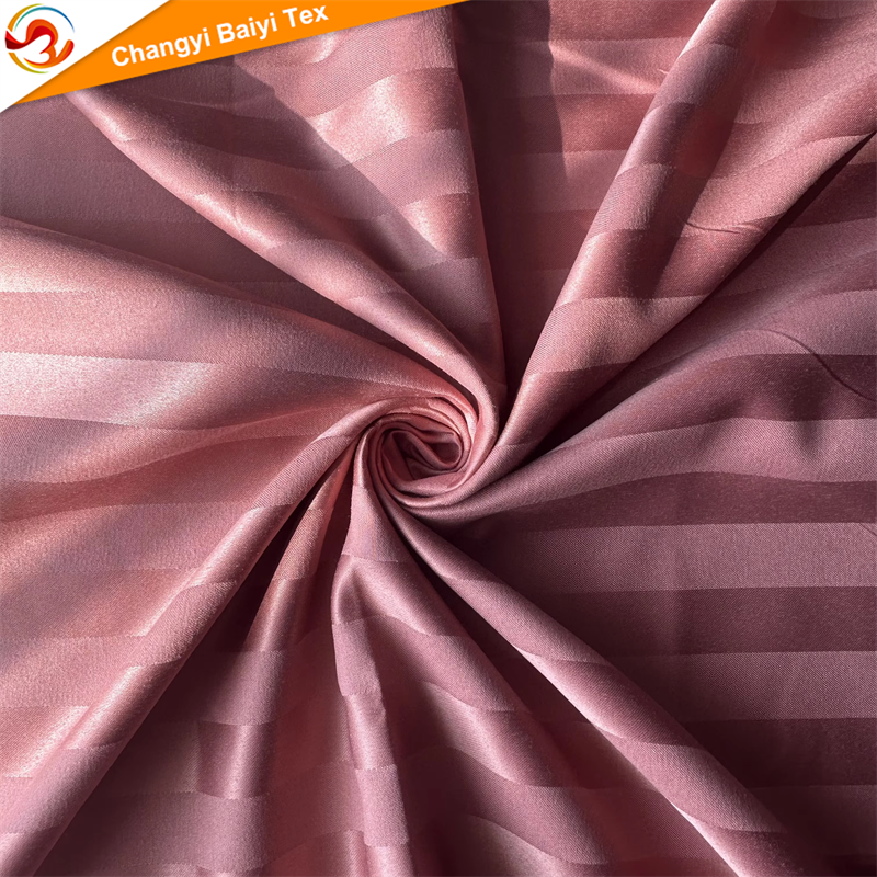 تولیدکننده مستقیم ملحفه هتل، پارچه ملحفه تخت خانگی با طرح خط تزئینی 2 سانتی‌متری و رنگ‌آمیزی یک‌دست از جنس 100% پلی‌استر با قابلیت تنفس