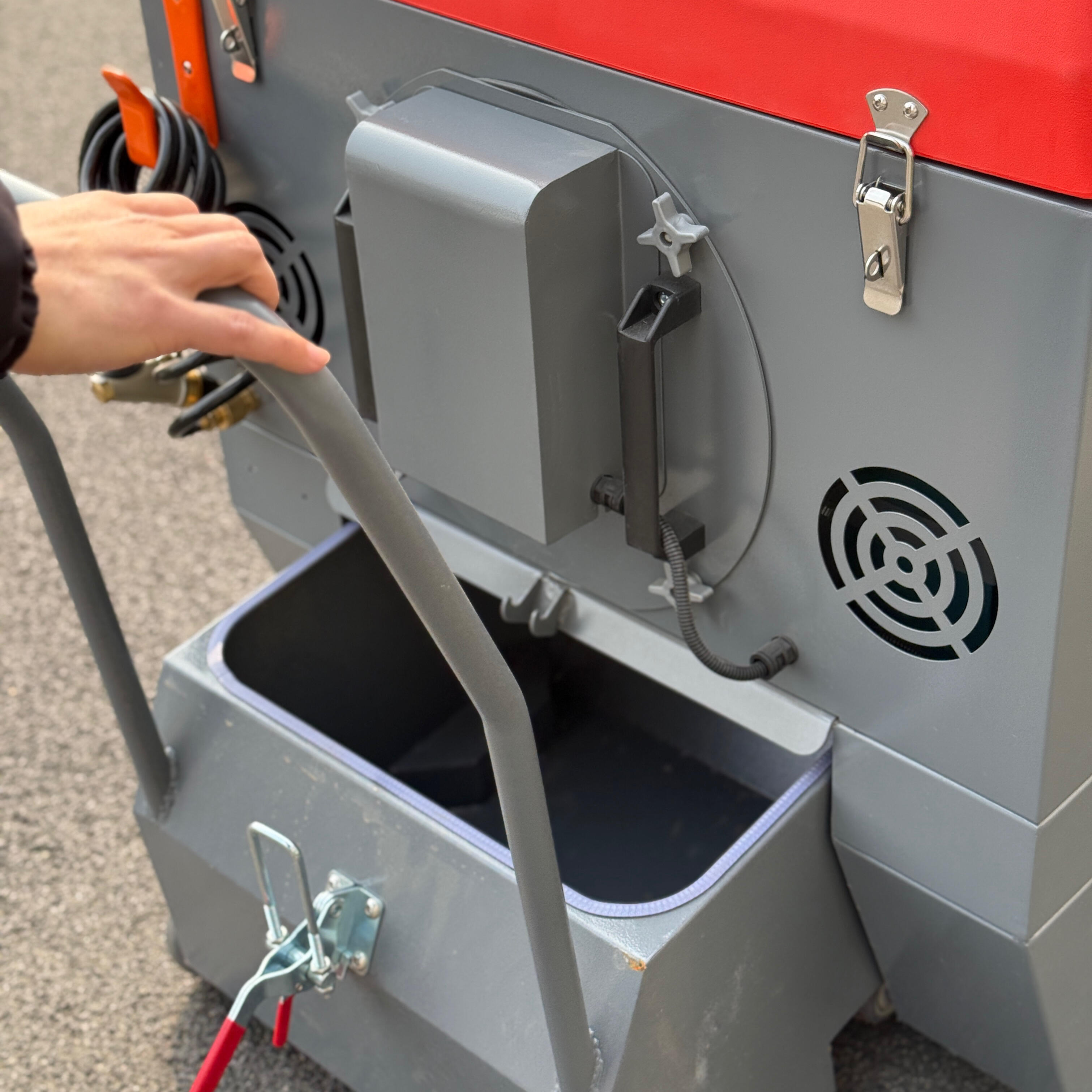 উন্নত এবং আধুনিক ফ্লোর সুইপার ডিজাইন প্রবর্তন করা হয়েছে